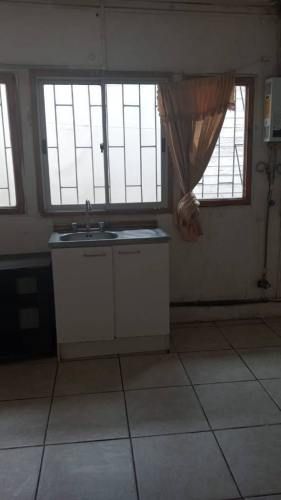 Pieza con baño y cocina