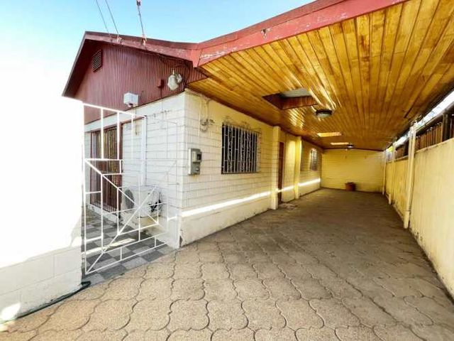 Silenciosa casa residencial en venta, Peñalolén a cuadras de metro Grecia