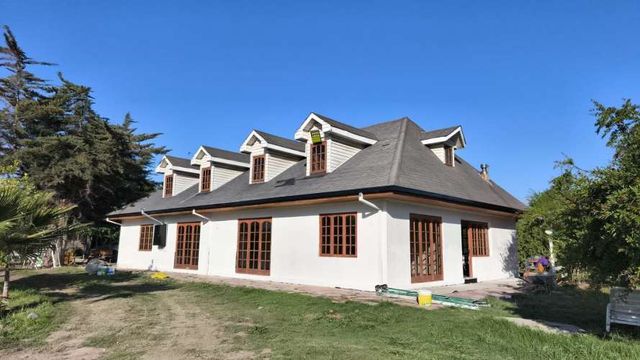 Casa de dos pisos con quincho y piscina