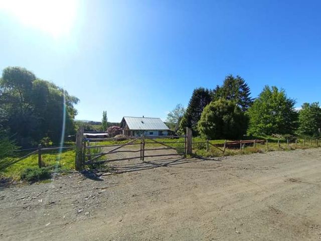 Casa con galpón, garaje y cinco sitios