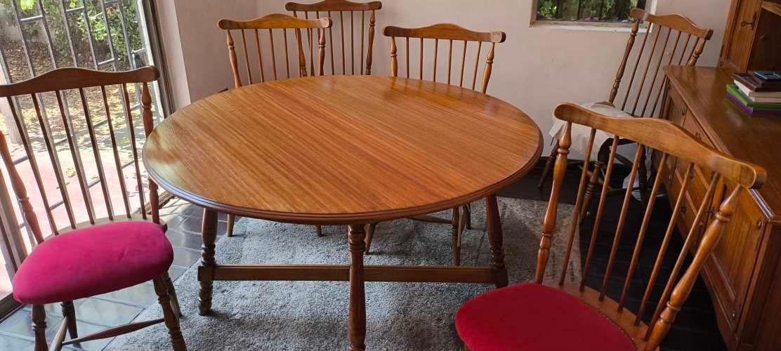 Mesa Comedor  y 6 sillas felpa roja