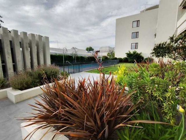 Moderno Depto. con terraza y jardín (132934)