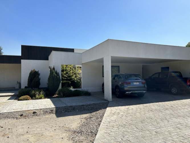 Se vende o arrienda casa en Las brisas de Chicureo