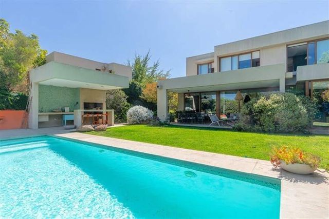 Bonita casa mediterránea en Condominio