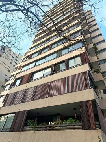 Rebajado, amplio y acogedor departamento con super ubicación en Manquehue Sur, Las Condes