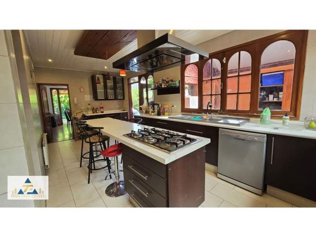 Rebajada! Buena ubicación con enorme jardín aislado