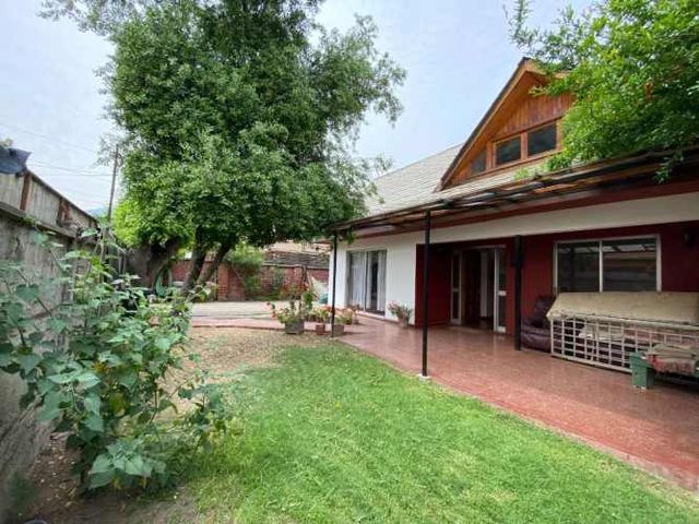 Amplia Casa en Barrio Consolidado y Seguro en Ñuñoa