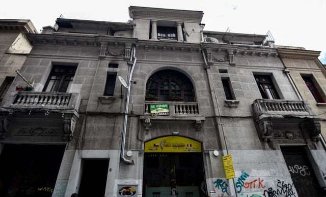 Casa patrimonial de conservación histórica  de tres pisos y 6 departamentos independientes