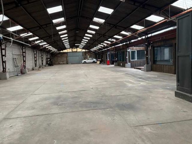 Galpón/ 900m2/ 6 Oficinas/ Bodegas Metro Santa Isabel