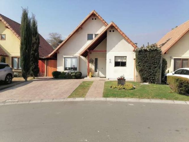 Se vende cómoda y acogedora casa en Condominio de Peñalolén