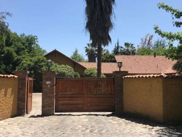 Casa estilo colonial en condominio Los Ciruelos, Lo Pinto, Colina