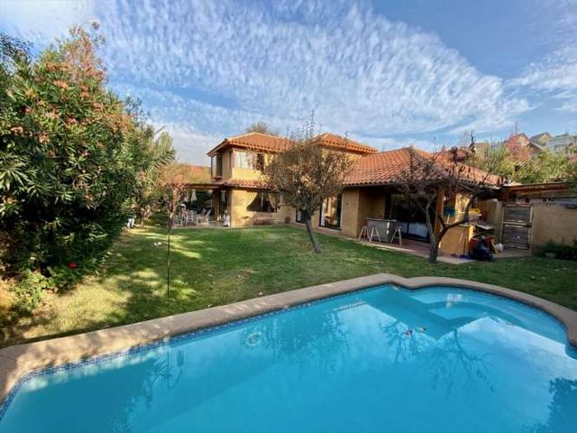 Casa con piscina condominio Camino la Laguna