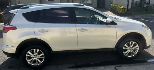 Por renovación vendo Rav4 Lujo 2016