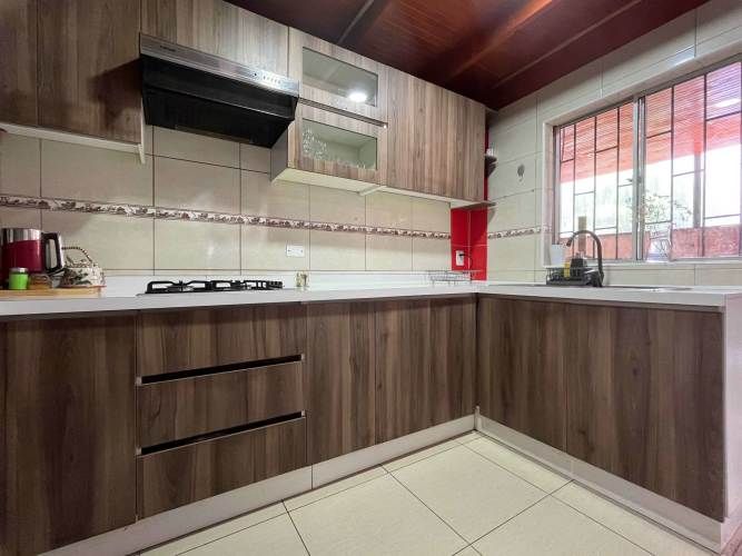 Cómoda Casa 4D 2B 2E 1B - OPORTUNIDAD! (132954)