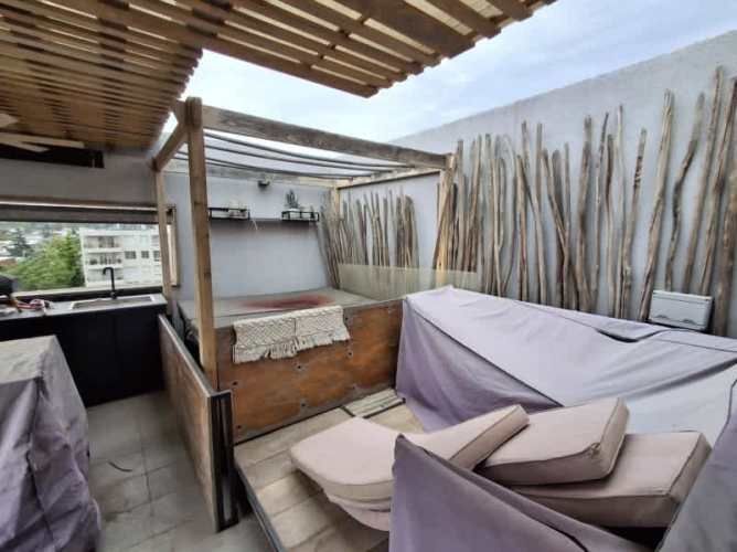 AMPLIO DEPARTAMENTO DE 3 PISOS.