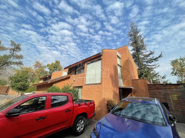 Casa en venta c/ estacionamiento en Centro Histórico de Santiago