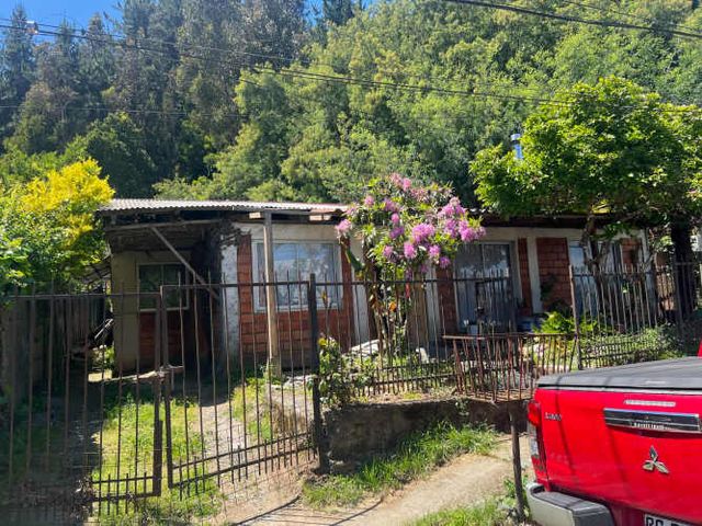 Vendo casa para remodelar con amplio terreno chgte.