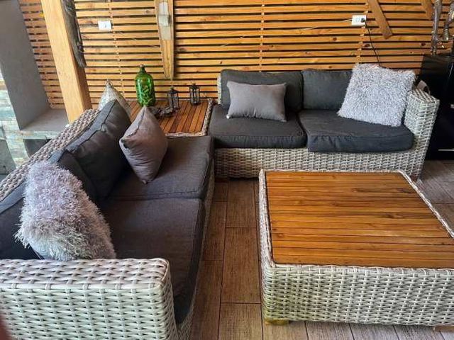 Terraza con dos mesas