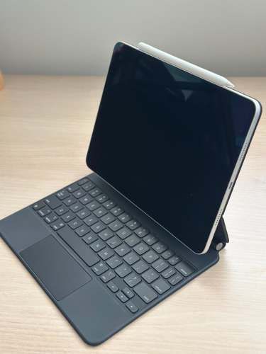 PACK COMPLETO: iPad Pro 11” 4a Gen 2022 256 GB + Magic Keyboard + Apple Pencil – Como Nuevo