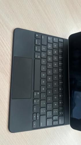 PACK COMPLETO: iPad Pro 11” 4a Gen 2022 256 GB + Magic Keyboard + Apple Pencil – Como Nuevo