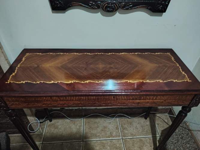 Juego comedor, incluye buffet, mesa de arrimo, dos mesas laterales y mesa lateral