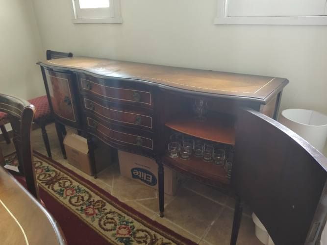 Juego comedor, incluye buffet, mesa de arrimo, dos mesas laterales y mesa lateral