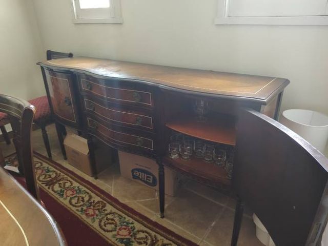 Juego comedor, incluye buffet, mesa de arrimo, dos mesas laterales y mesa lateral