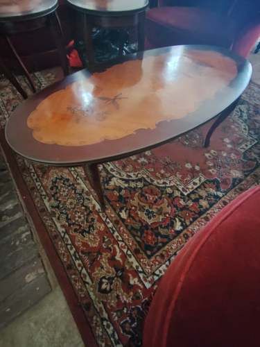 Juego comedor, incluye buffet, mesa de arrimo, dos mesas laterales y mesa lateral