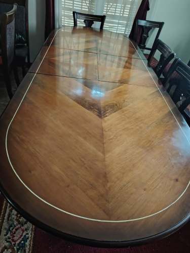 Juego comedor, incluye buffet, mesa de arrimo, dos mesas laterales y mesa lateral