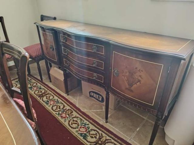 Juego comedor, incluye buffet, mesa de arrimo, dos mesas laterales y mesa lateral