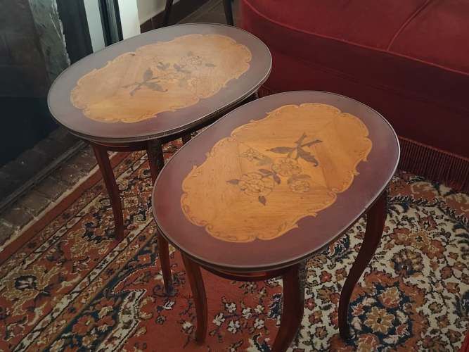 Juego comedor, incluye buffet, mesa de arrimo, dos mesas laterales y mesa lateral