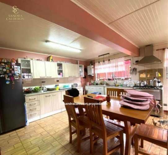 Amplia Casa Familiar de 185 m² con Gran Terreno y Quincho – ¡Espacio y Comodidad!