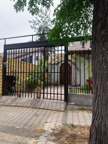 Se arrienda casa con 4 dormitorios más servicios, que puede ser usado como oficina, taller o consulta.