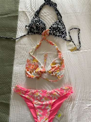 Se venden 3 piezas de bikinis marca flores NUEVAS