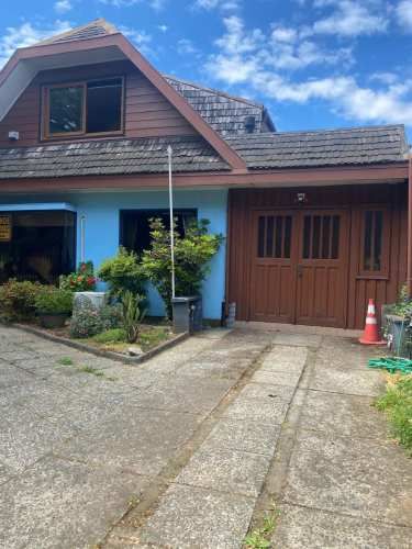 Se vende casa con cabaña