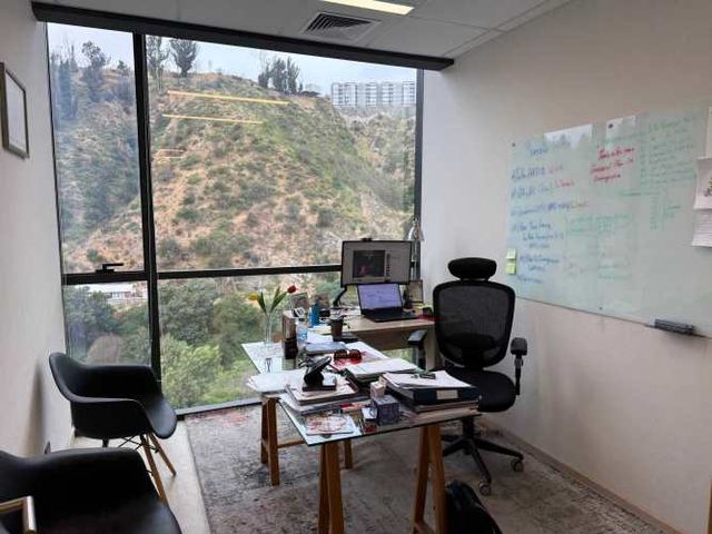 Increible oficina amoblada y con gran vista en Sector Empresarial