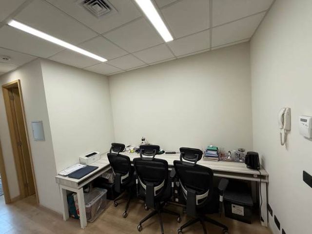 Increible oficina amoblada y con gran vista en Sector Empresarial