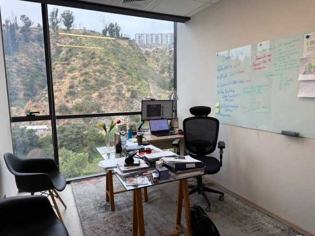 Increible oficina amoblada y con gran vista en Sector Empresarial