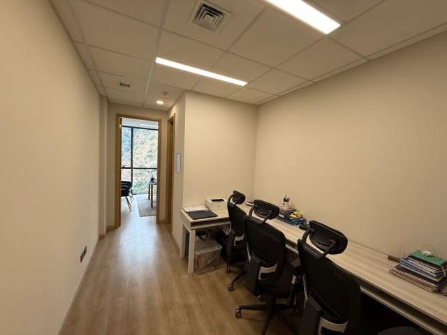 Increible oficina amoblada y con gran vista en Sector Empresarial