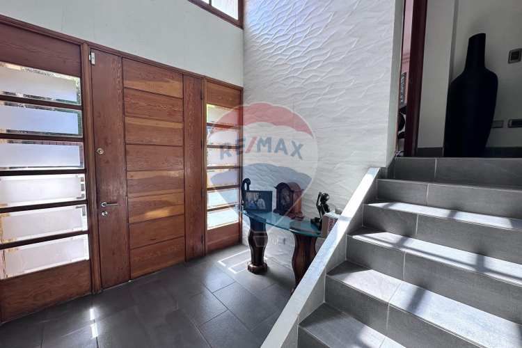 Amplia casa en condominio cerrado la reina