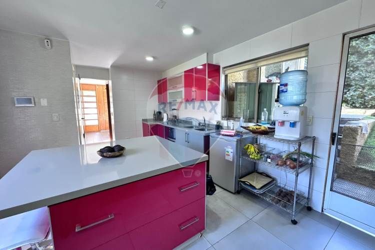 Amplia casa en condominio cerrado la reina