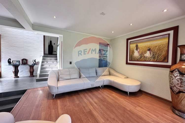 Amplia casa en condominio cerrado la reina