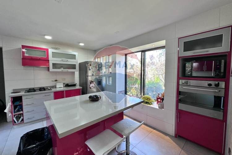 Amplia casa en condominio cerrado la reina