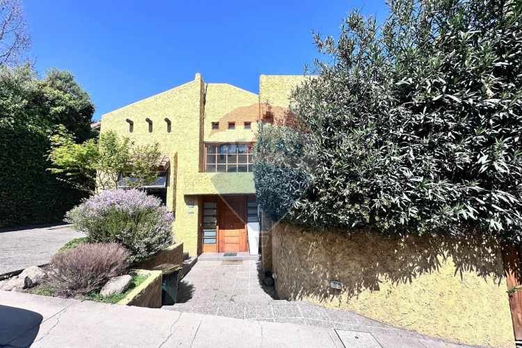 Amplia casa en condominio cerrado la reina