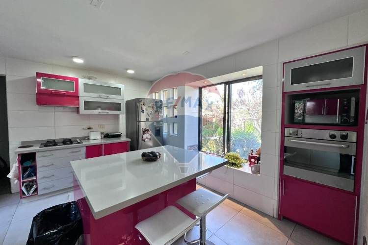 Amplia casa en condominio cerrado la reina