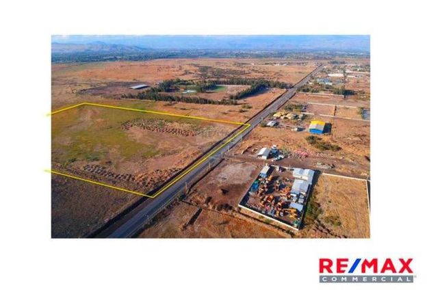 Propiedad limpia, muy bien conectada en lampa