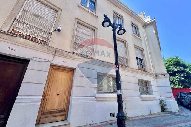 Se arrienda amplia oficina en barrio lastarrias.