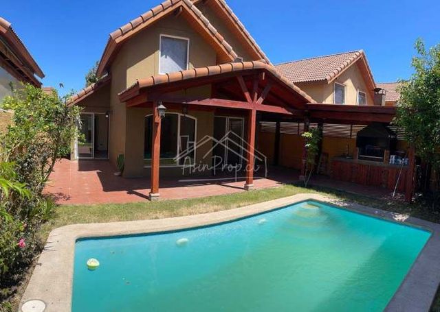 Casa en arriendo c/ estacionamiento en Pedro Fontova