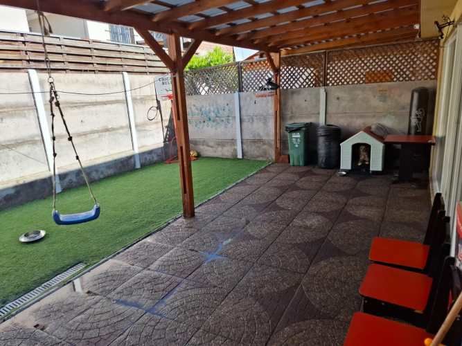 Se vende casa con patio y con local comercial en sector San Carlos Puente Alto