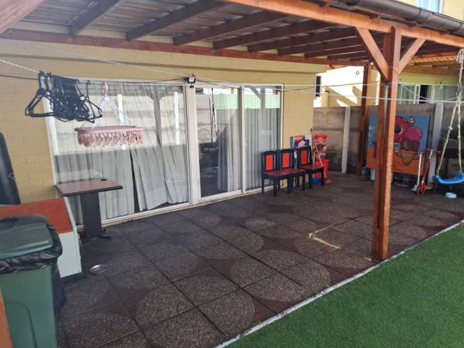 Se vende casa con patio y con local comercial en sector San Carlos Puente Alto